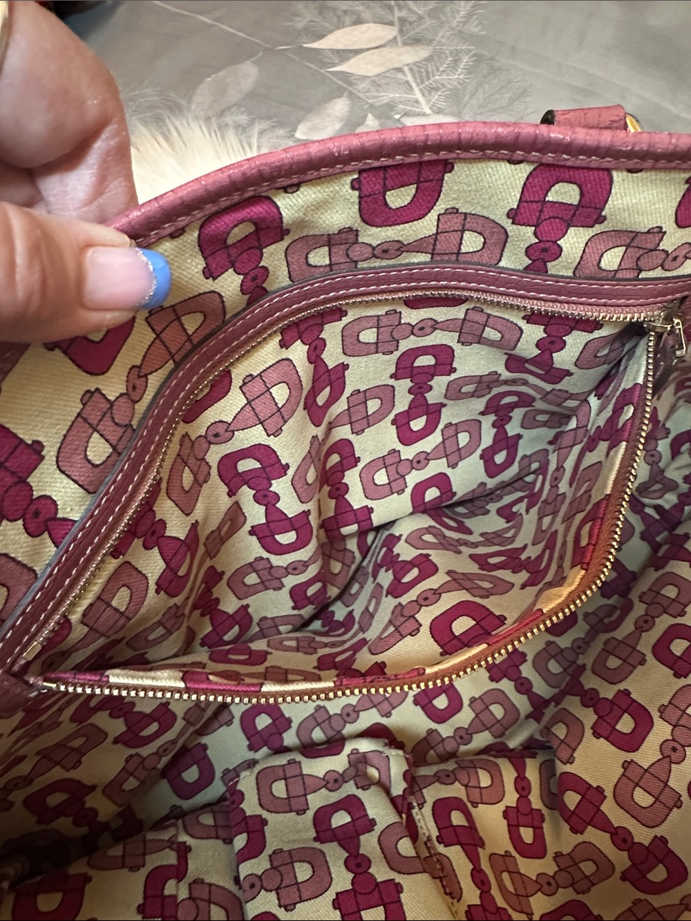 EUC GUCCI JOLICOEUR Pink & GG Canvas Tote Cert of Auth included. She’s a beauty - Picture 12 of 16